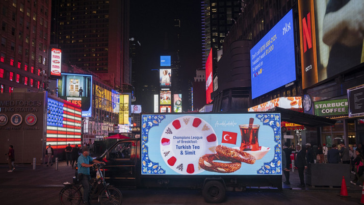 Türk simidi ve çayı Times Meydanı'na taşındı