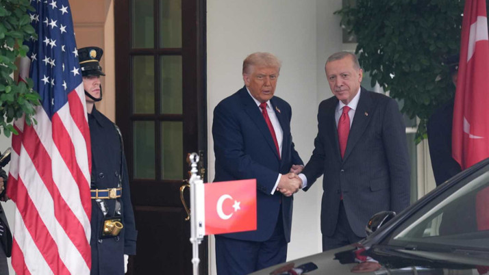 Beyaz Saray'daki kritik zirve: Trump Cumhurbaşkanı Erdoğan'ı kapıda karşıladı