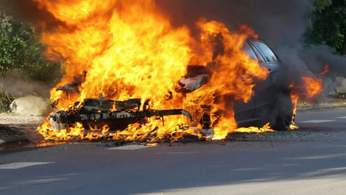 Yok satan otomobil durduğu yerde alev aldı! Dev marka binlerce aracını geri çağırdı