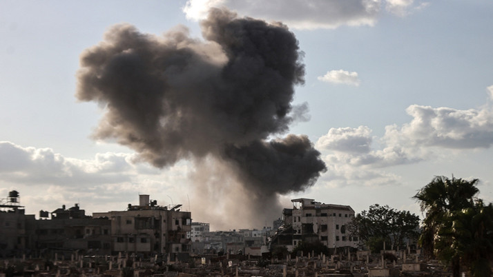 İsrail, Gazze'de yerinden edilenlerin sığındığı 15 katlı bir binayı yerle bir etti