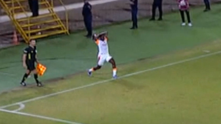 Galatasaray'ın attığı gol öncesi Singo'nun taç atışında ihlal var mı eski hakemler açıkladı