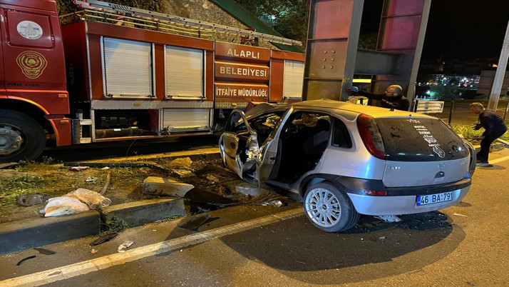 Zonguldak'ta üst geçidin direğine çarpan otomobildeki 2 kişi öldü