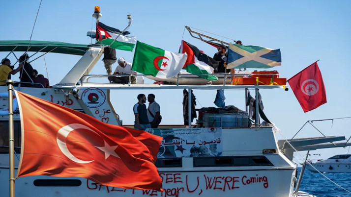 Türkiye Sumud Filosu'na hızır gibi yetişti! Su almaya başlayan tekneye Türkiye'den yardım gecikmedi