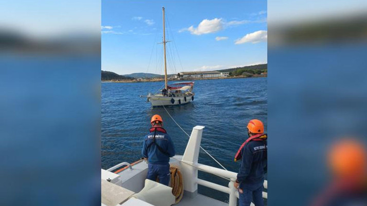 Çanakkale'de Boğaza sürüklenen teknedeki 2 kişi kurtarıldı