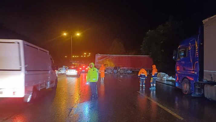 Samsun'da tır bariyerlere çarptı: Samsun-Ankara kara yolunda trafik aksadı