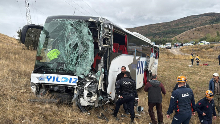 Sivas’ta yolcu otobüsü ile tır çarpıştı