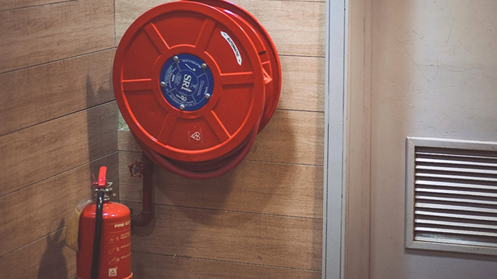 Yanlışlıkla çalınan alarm 14 öğrenciyi hastanelik etti