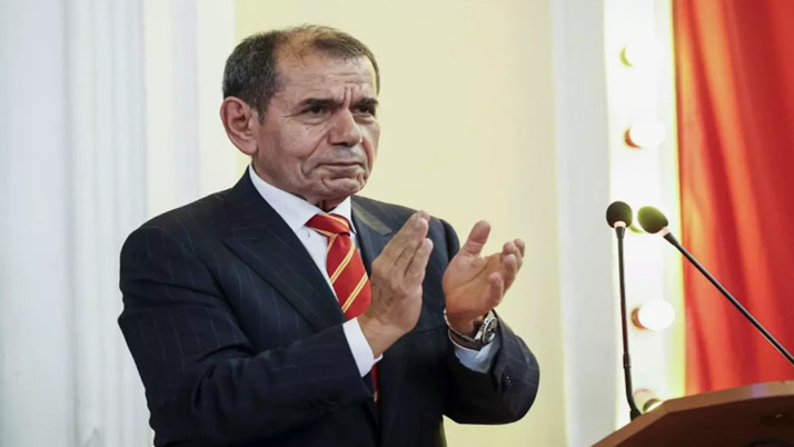 Dursun Özbek, futbolculara soyunma odasında müjdeli haberi verdi