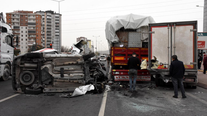 Kayseri'de zincirleme trafik kazası: 3 kişi yaralandı