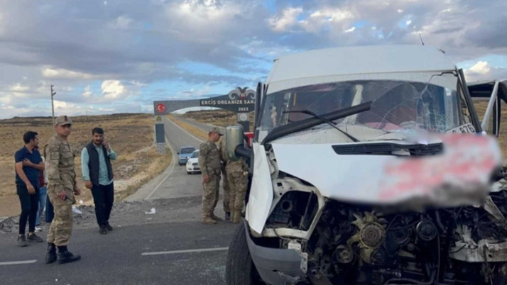 Öğrenci servisi ile TIR çarpıştı! Çok sayıda yaralı var...