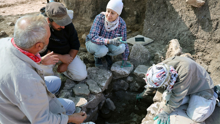 Çayönü Tepesi'nde 8 mezar gün yüzüne çıkarıldı