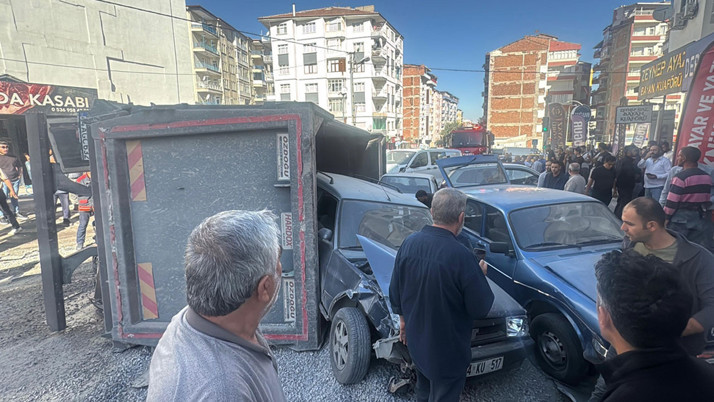 Freni arızalanan kamyon 15 araca çarptı! Yaralılar var