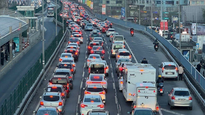 İstanbul'da depremin ardından trafik yoğunluğu arttı! Yola çıkacaklar dikkat