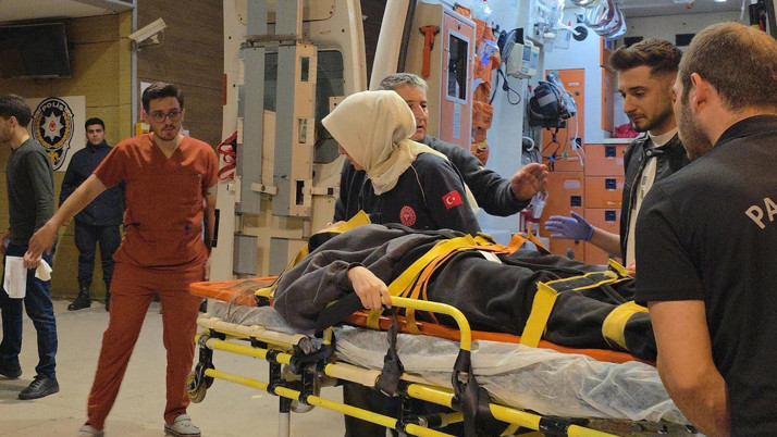 Bursa'da genç kız terasta çamaşır asarken düştü