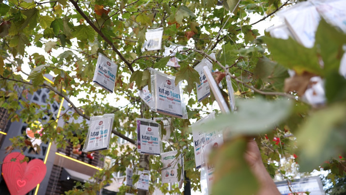 Kocaeli'de gelenek bozulmadı, kitaplar yine ağaçlarda çiçek açtı...