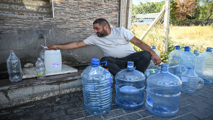 Başkentte su kesintisinden etkilenen vatandaşlar çeşmelerden su dolduruyor