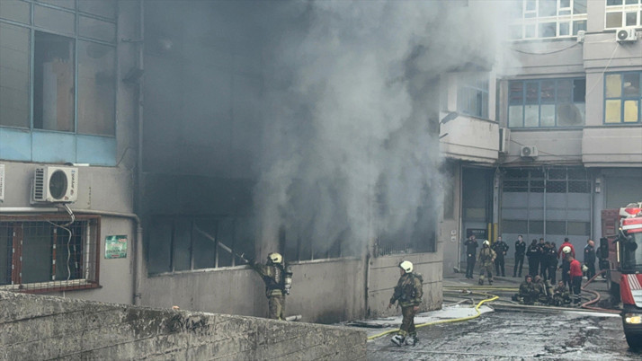 Bayrampaşa'da iş merkezinin bodrumunda çıkan yangın söndürüldü