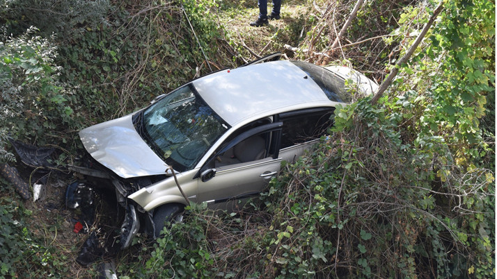 Bilecik'te seyir halinde tekeri kopan araç dere yatağına düştü