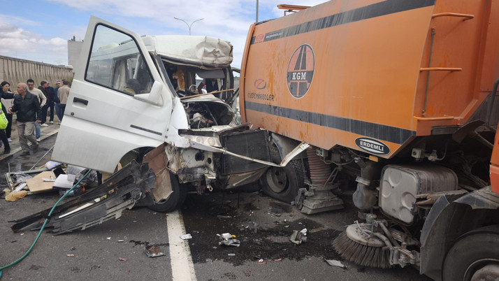 Kütahya'da karavan minibüs karayolları aracına çarptı: 1 ölü 1 yaralı