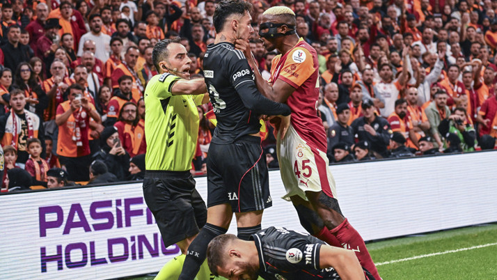 Osimhen Emirhan Topçu'nun boğazını sıktı yayıncı kuruluş göstermedi Nihat Kahveci isyan etti