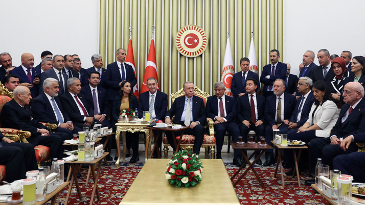 Özgür Özel'den resepsiyondaki CHP'siz fotoğraf açıklaması