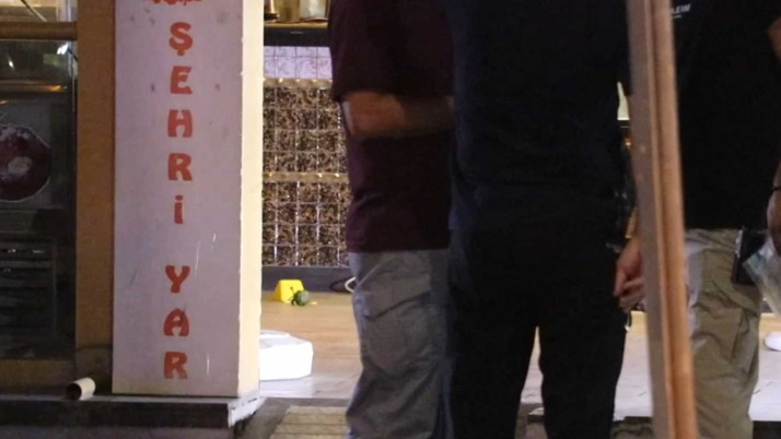 Adana’da pastaneye el bombası atıldı