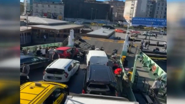 Sirkeci'de arabalı vapur iskeleye çarptı