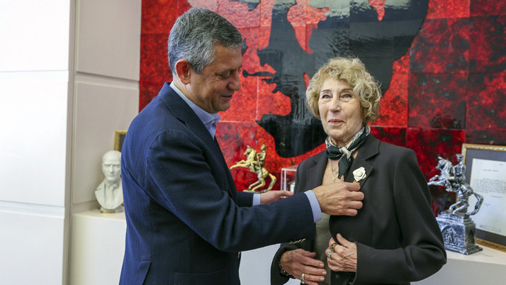 Ayşe Kulin, CHP'ye üye oldu! Rozetini Özgür Özel taktı