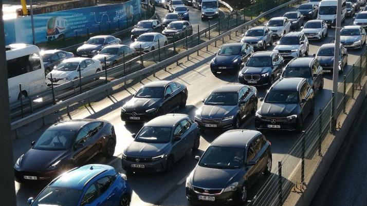 İstanbul trafiğinde pazartesi yoğunluğu