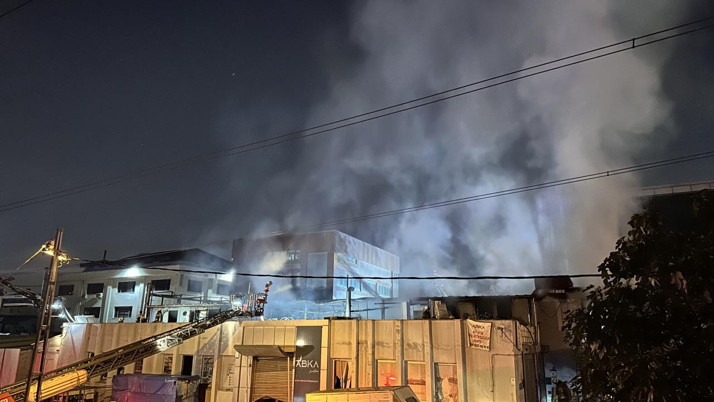 Ümraniye'de mobilya fabrikasında korkutan yangın