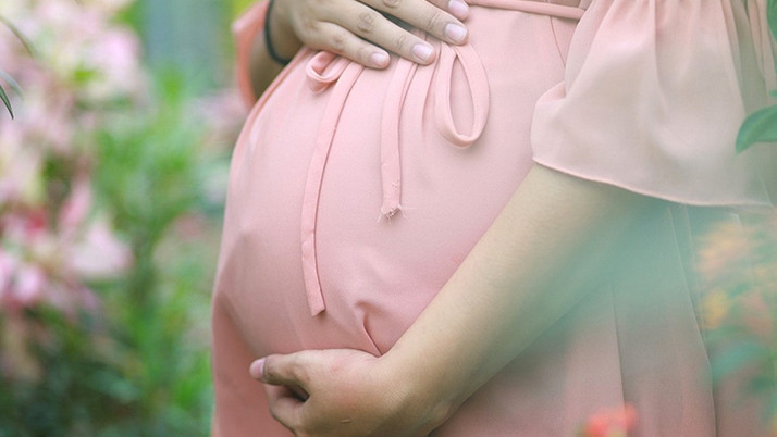 Karın ağrısı ile acile başvurdu doğum yaptı! Annesi haberi alınca bayıldı