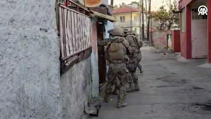 Silahlı paylaşım yapıp birbirlerine meydan okudular! Ekipler harekete geçti