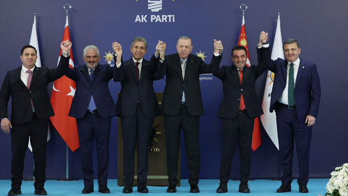 4 ayrı partiden 7 belediye başkanı AK Parti'ye katıldı cumhurbaşkanı Erdoğan taktı