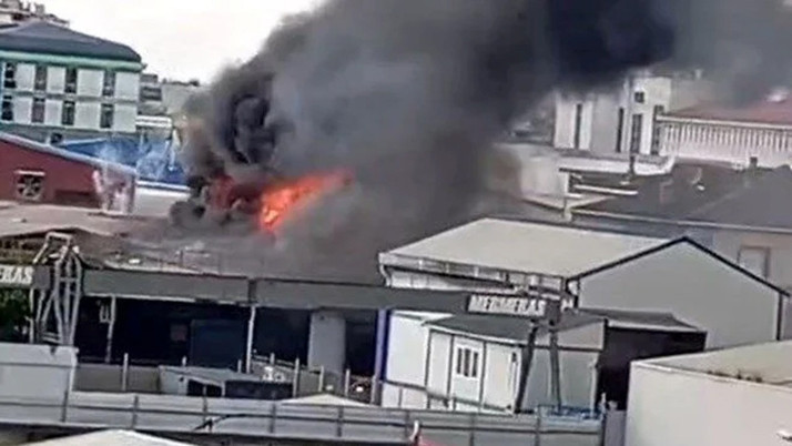 Ataşehir'de bir fabrikada çıkan yangına müdahale ediliyor