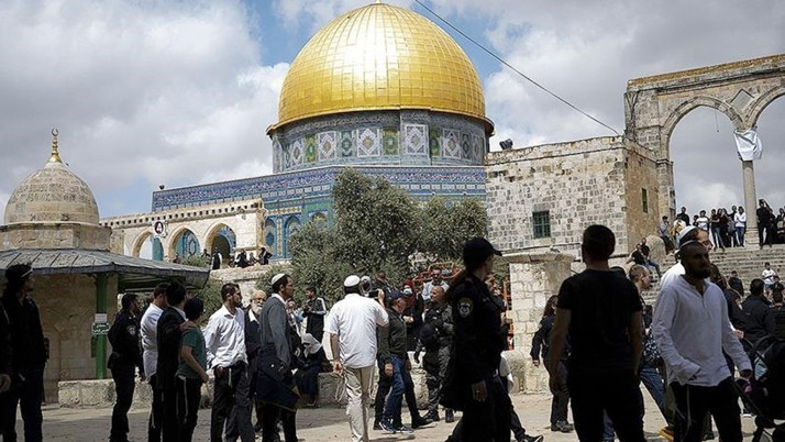 1990 Aksa katliamının 35'inci yılında yine Mescid-i Aksa'yı bastı