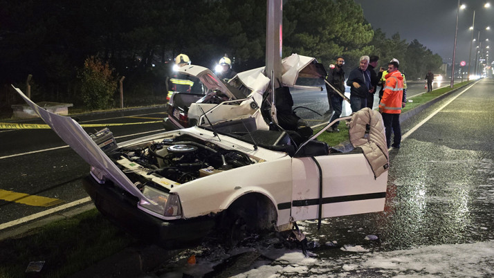 Tekirdağ'da direğe çarpan otomobil ikiye bölündü