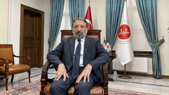 Yeni Dİyanet İşleri Başkanı Safi Arpaguş makamında başının üzerine Atatürk resmi astı