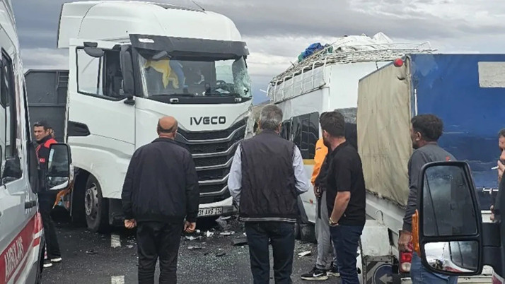 İşçileri taşıyan minibüs tırla çarpıştı: 9 yaralı