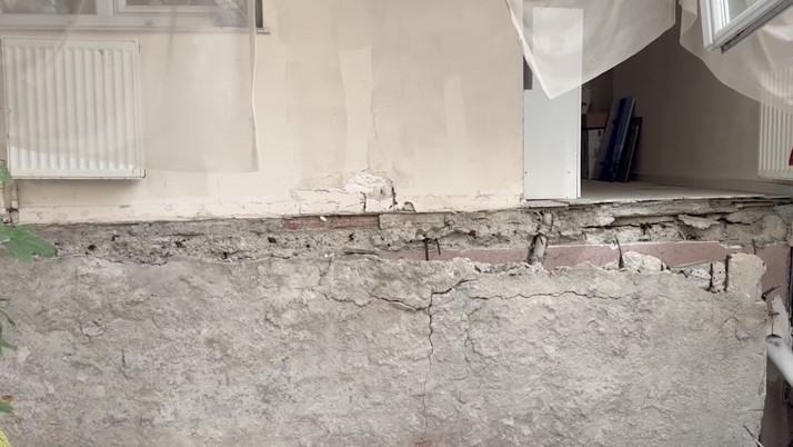 İstanbul'd bir evin balkonu çöktü!
