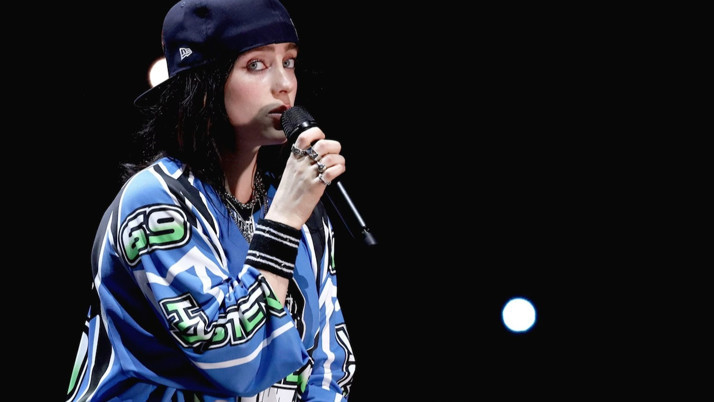 Dünyaca ünlü şarkıcı sahnede saldırıya uğradı...