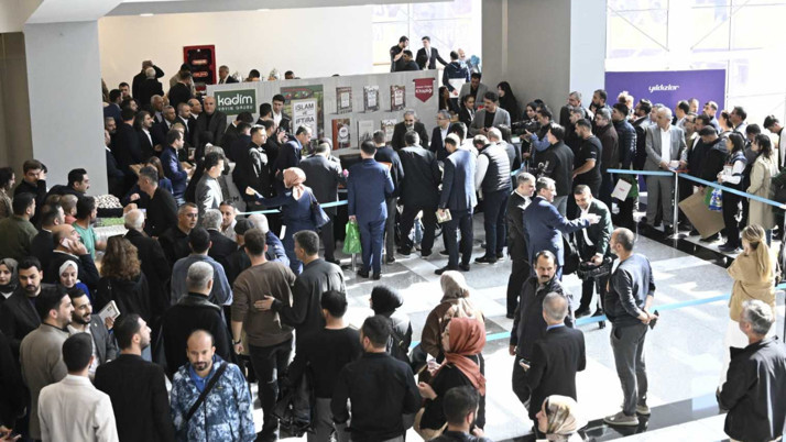 Ankara Kitap Fuarı’nda Hasan Doğan’a yoğun ilgi! Kuyruklar oluştu