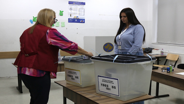 Kosova'da halk yerel seçim için sandık başında