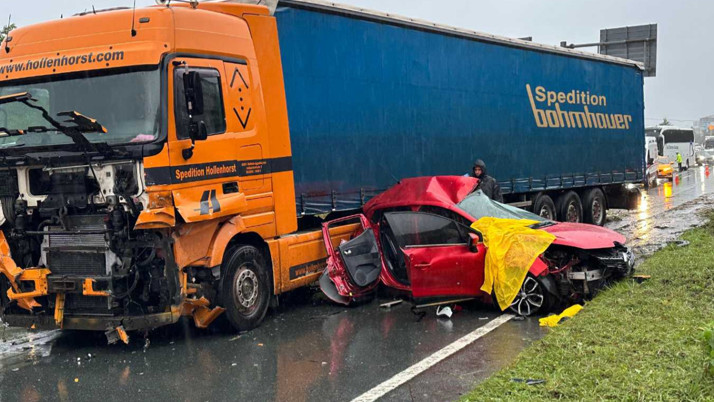 Rize’de otomobil tırla çarpıştı: 3 ölü