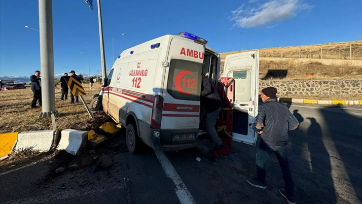 Ağrı'da ambulans ile kamyonetin çarpışması sonucu 7 kişi yaralandı