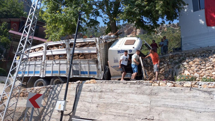 Mersin'de korkunç kaza! Evin deposuna çarpan kamyondaki 2 kişi yaralandı