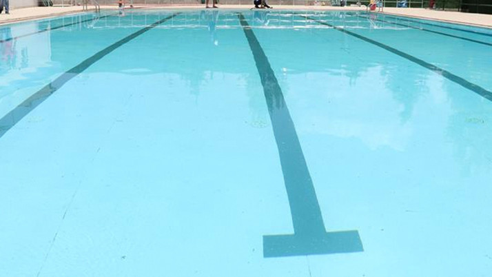 Tesettürlü kadını açık havuza kabul etmeyen derneğe ceza