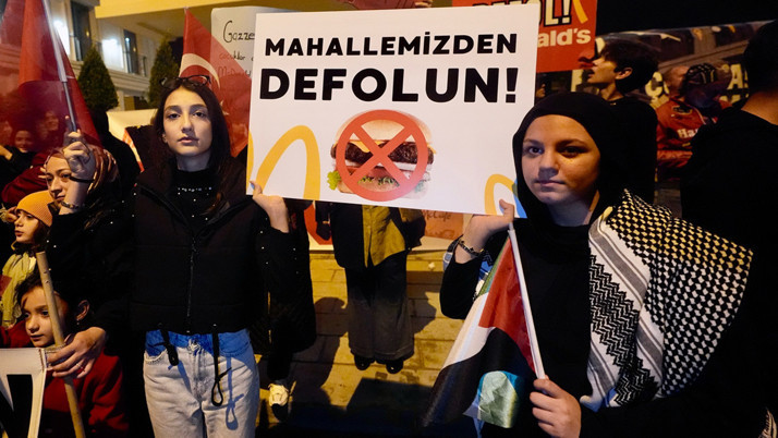 Üsküdar'da mahalle sakinlerinin McDonald's'ı protestosu sürüyor