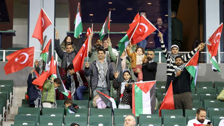 Filistinli çocuklar Türkiye-Gürcistan maçı için Kocaeli'de