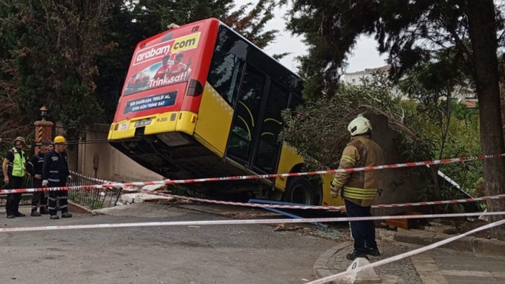Üsküdar'da korkutan kaza! İETT otobüsü asılı kaldı