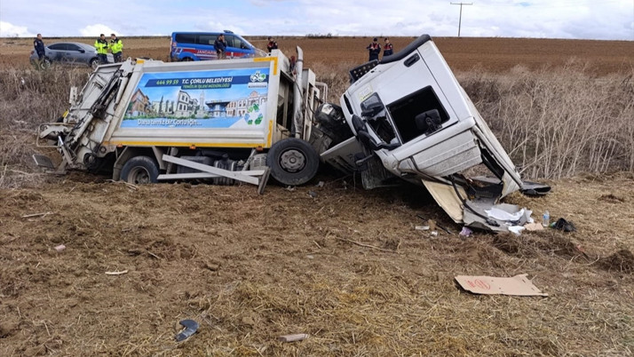 Tekirdağ'da çöp kamyonu devrildi, 3 işçi yaralandı